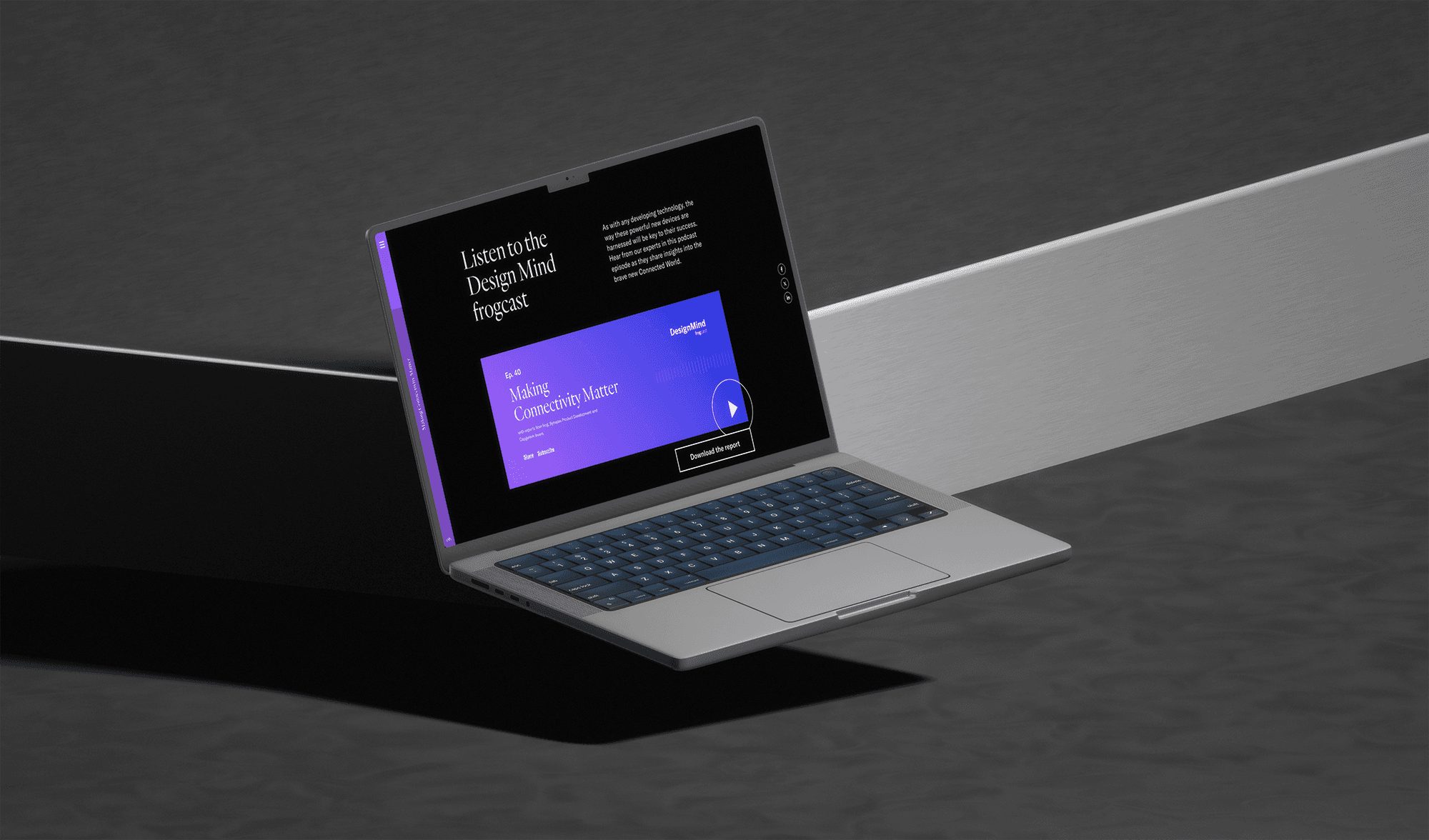 Una página de podcast de Chief Challenges en una laptop, sobre piedra oscura