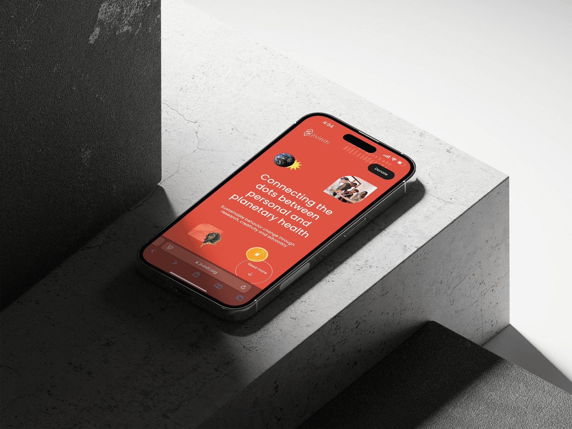 La página de inicio de Jiviniti en un teléfono, sobre un escalón de piedra