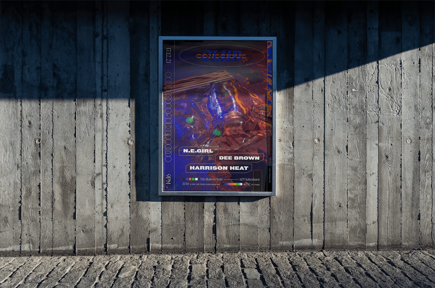 Un póster del festival enmarcado en un muro de concreto