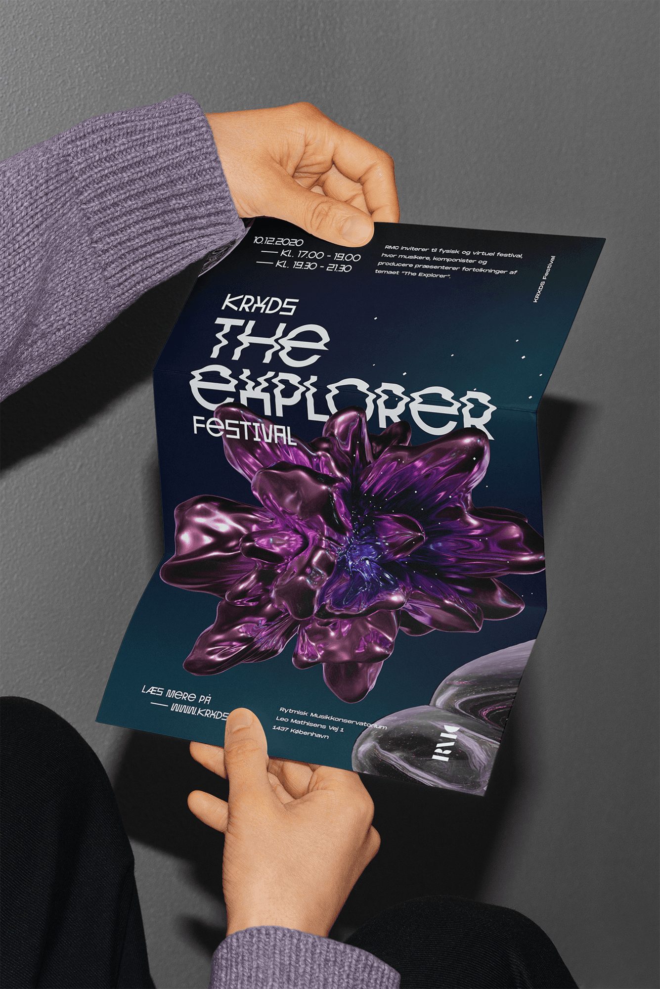 Manos sosteniendo el póster del festival KRXDS The Explorer, con una flor 3D morada
